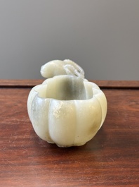 Lave-pinceaux en jade c&eacute;ladon en forme de fleur avec t&ecirc;te de b&eacute;lier, Chine, 17&egrave;me