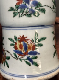 Vase de forme 'gu' en porcelaine de Chine wucai &agrave; d&eacute;cor figuratif, &eacute;poque Transition