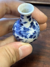 Dix vases et tabati&egrave;res en porcelaine de Chine en bleu et blanc, 19&egrave;me