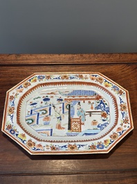 Une paire de plats de forme octogonale en porcelaine de Chine en bleu et blanc &agrave; d&eacute;cor de 'Xi Xiang Ji' et une paire de plats famille rose, Yongzheng