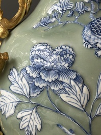 Een paar Chinese blauw-witte vazen met celadon fondkleur en vergulde bronzen monturen, 19e eeuw