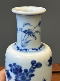 Vase de forme rouleau et un br&ucirc;le-parfum tripode en porcelaine de Chine en bleu et blanc, Kangxi