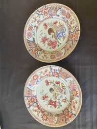 Paire d'assiettes en porcelaine de Chine famille rose &agrave; d&eacute;cor d'un coq, Yongzheng