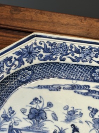 Une paire de plats de forme octogonale en porcelaine de Chine en bleu et blanc &agrave; d&eacute;cor de 'Xi Xiang Ji' et une paire de plats famille rose, Yongzheng