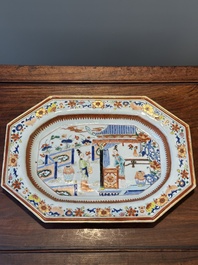 Une paire de plats de forme octogonale en porcelaine de Chine en bleu et blanc &agrave; d&eacute;cor de 'Xi Xiang Ji' et une paire de plats famille rose, Yongzheng