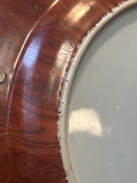 Assiette en porcelaine de Chine famille rose &agrave; bordure faux-bois, Yongzheng/Qianlong