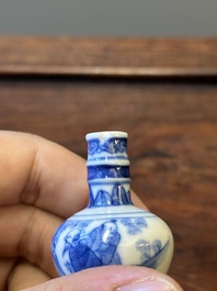 Four Chinese blue and white vases and a box with cover, all marked, 18/19th C.