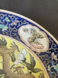 Une paire de bols en porcelaine de Chine famille rose et une assiette de style Dayazhai &agrave; d&eacute;cor de dragon, marque de Jiaqing, 19/20&egrave;me