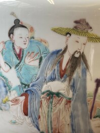 Een Chinese famille rose vaas met doorlopend figuratief decor, ji 迹 zegelmerk, Yongzheng