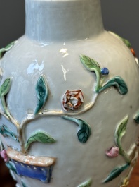 Une paire de vases couverts et une assiette en porcelaine de Chine famille rose &agrave; d&eacute;cor floral en relief, Yongzheng