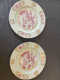 Een paar Chinese verguld en rose-ge&euml;mailleerde borden met havenzicht, Qianlong