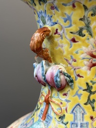 Vase en porcelaine de Chine famille rose &agrave; d&eacute;cor de paysage montagneux, marque de Qianlong, R&eacute;publique
