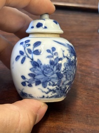 Quatre vases et une bo&icirc;te couverte en porcelaine de Chine en bleu et blanc, tous marqu&eacute;s, 18/19&egrave;me