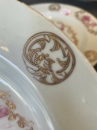 Paire d'assiettes en porcelaine de Chine en &eacute;maux rose &agrave; d&eacute;cor dor&eacute; d&rsquo;une vue sur le port, Qianlong