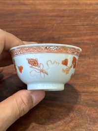 Quatre tasses et soucoupes en porcelaine de Chine famille rose et rouge de fer, Yongzheng/Qianlong