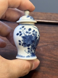 Four Chinese blue and white vases and a box with cover, all marked, 18/19th C.