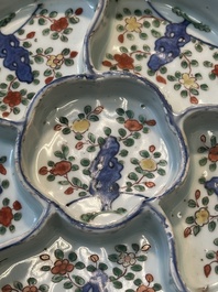 Assiette &agrave; mendiants en porcelaine de Chine wucai &agrave; d&eacute;cor floral, Wanli