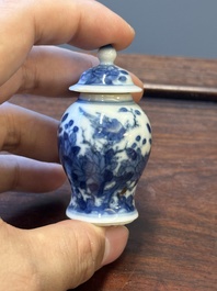 Quatre vases et une bo&icirc;te couverte en porcelaine de Chine en bleu et blanc, tous marqu&eacute;s, 18/19&egrave;me