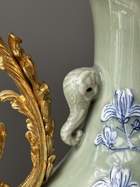 Een paar Chinese blauw-witte vazen met celadon fondkleur en vergulde bronzen monturen, 19e eeuw