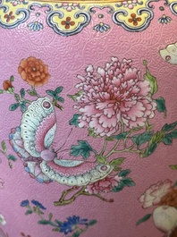 Vase en porcelaine de Chine famille rose sur fond rose &agrave; d&eacute;cor de papillons, marque et peut-&ecirc;tre &eacute;poque de Qianlong