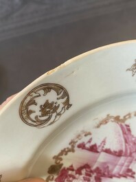 Paire d'assiettes en porcelaine de Chine en &eacute;maux rose &agrave; d&eacute;cor dor&eacute; d&rsquo;une vue sur le port, Qianlong