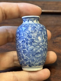 Four Chinese blue and white vases and a box with cover, all marked, 18/19th C.