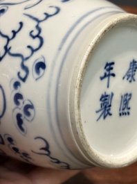 Een paar Chinese blauw-witte vazen met boeddhistische leeuwen, Kangxi merk, 19e eeuw