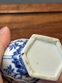 Deux verseuses couvertes en porcelaine de Chine en bleu et blanc, Kangxi