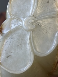 Lave-pinceaux en jade c&eacute;ladon en forme de fleur avec t&ecirc;te de b&eacute;lier, Chine, 17&egrave;me