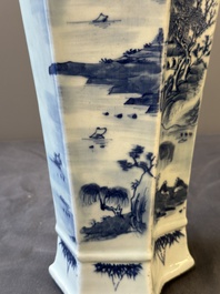 Vase de forme double losange en porcelaine de Chine en bleu et blanc &agrave; d&eacute;cor d'un paysage fluvial montagneux, 19&egrave;me