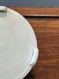 Vase de forme rouleau et un br&ucirc;le-parfum tripode en porcelaine de Chine en bleu et blanc, Kangxi