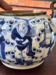 Een Chinese blauw-witte theepot met 'Acht Onsterfelijken' en bronzen monturen voor de Thaise markt, Yong Mao Yuan Ji 永茂源記 merk, 19e eeuw