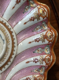 Paire de supports de trembleuse ou 'mancerina' en porcelaine de Chine famille rose pour le march&eacute; espagnol ou mexicain, Qianlong