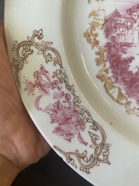 Paire d'assiettes en porcelaine de Chine en &eacute;maux rose &agrave; d&eacute;cor dor&eacute; d&rsquo;une vue sur le port, Qianlong