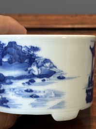 Vase de forme rouleau et un br&ucirc;le-parfum tripode en porcelaine de Chine en bleu et blanc, Kangxi