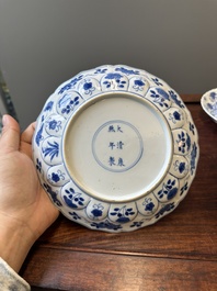 Een paar Chinese blauw-witte borden met Mongoolse jachtsc&egrave;nes en een paar borden met floraal decor, Chenghua en Kangxi merk, Kangxi