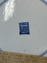 Een Chinese blauw-witte schotel met kostbaarheden, Kangxi