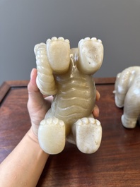 Een paar Chinese witte en roodbruine jade sculpturen van een olifant, Qianlong