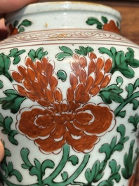 Petit pot en porcelaine de Chine wucai &agrave; d&eacute;cor de lions bouddhistes et rinceaux de pivoine, p&eacute;riode Transition