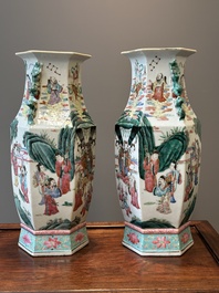 Paire de vases de forme hexagonale en porcelaine de Chine famille rose, 19&egrave;me