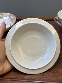 Un bol couvert et son assiette assortie en porcelaine de Chine famille rose de Canton, 19&egrave;me