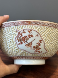 Paire de bols en porcelaine de Chine &agrave; d&eacute;cor en rouge de fer, dor&eacute;es et en relief, Kangxi