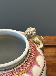 Paire de vases en porcelaine de Chine famille rose &agrave; d&eacute;cor de corne d'abondance aux anses en forme de chilong, Qianlong