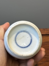 Vase de forme rouleau et un br&ucirc;le-parfum tripode en porcelaine de Chine en bleu et blanc, Kangxi