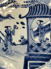 Paire de plats en porcelaine de Chine bleu et blanc figurant les 'Soeurs Cao', Kangxi/Yongzheng