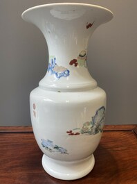 Vase en porcelaine de Chine famille rose &agrave; d&eacute;cor figuratif, marque de sceau ji 迹, Yongzheng