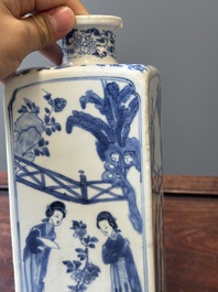Bouteille de forme carr&eacute;e en porcelaine de Chine en bleu et blanc &agrave; d&eacute;cor des 'Longues Dames' et un bol couvert, Kangxi