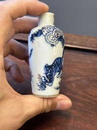 Zeven Chinese blauw-witte en koperrode snuifflessen, Yongle en Yongzheng merk, 19e eeuw