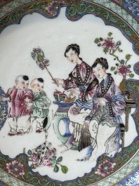 Een Chinees famille rose semi-eierschaal bord met robijnrode achterkant, 19/20e eeuw