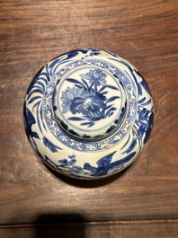 Een Chinese blauw-witte pot met deksel met floraal decor, Kangxi